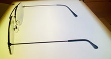 Load image into Gallery viewer, Kenneth Cole Reaction Gunmetal Gradient Smoke Aviator Sunglasses. KC1307. 8B