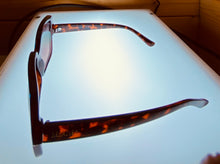 Load image into Gallery viewer, Kenneth Cole Reaction Womens Tortoise Square Plastic Sunglass KC1412. 52B
